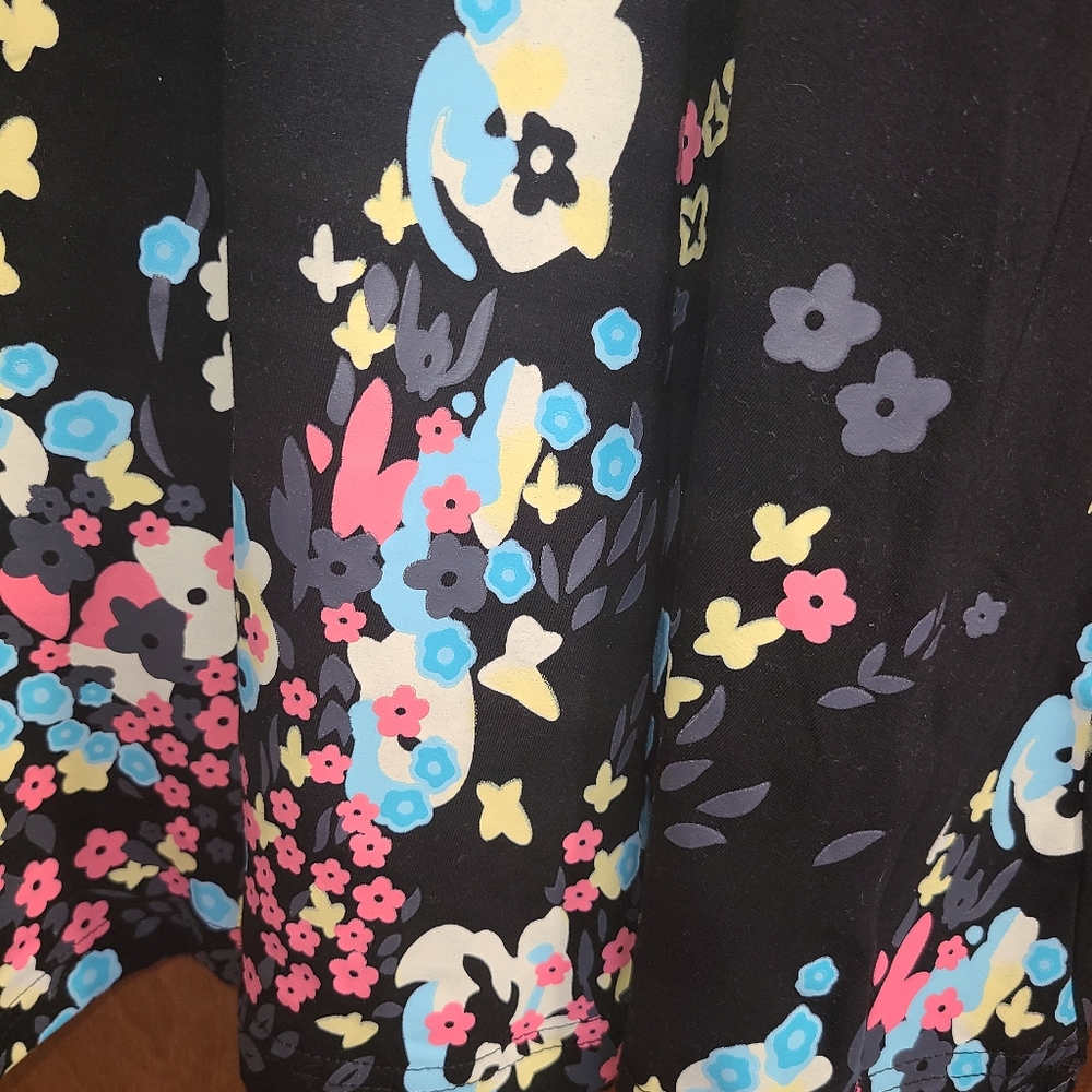 🦩3/$30 Black and Floral Wrap Midi Dress in Medium - Picture 2 of 5